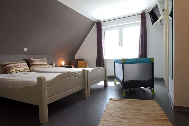 Schlafzimmer mit Kinderbett